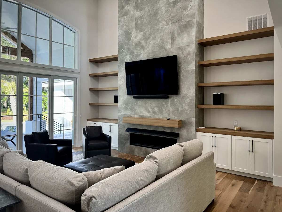 This space masterfully blends functionality with sleek style. Every element works in harmony to craf... — Portfolio project by M&H Construction and Design.
